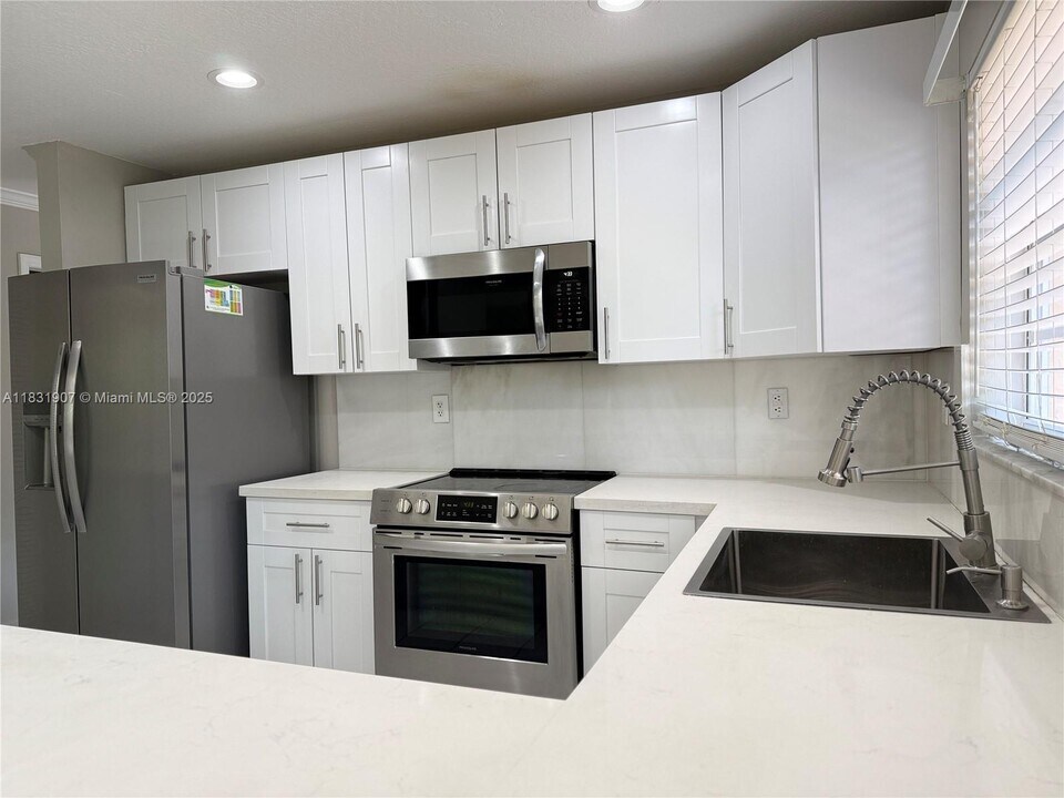 11224 SW 59th Pl in Cooper City, FL - Building Photo