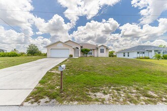 3303 SW 8th Ct in Cape Coral, FL - Foto de edificio - Building Photo