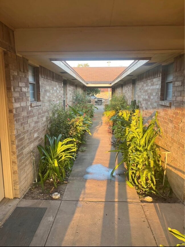 2104 Paradise Dr, Unit Apartment 3 in Pharr, TX - Building Photo - Building Photo