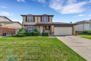 197 Kings Way in Canton Township, MI - Building Photo