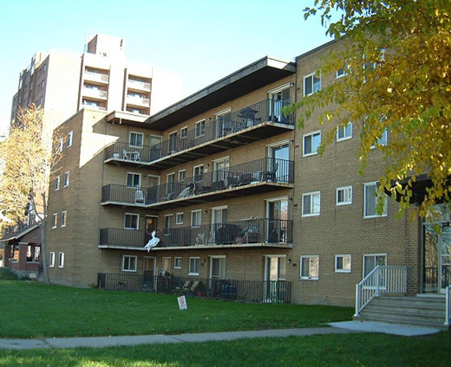 Riverview Apartments in Windsor, ON - Building Photo