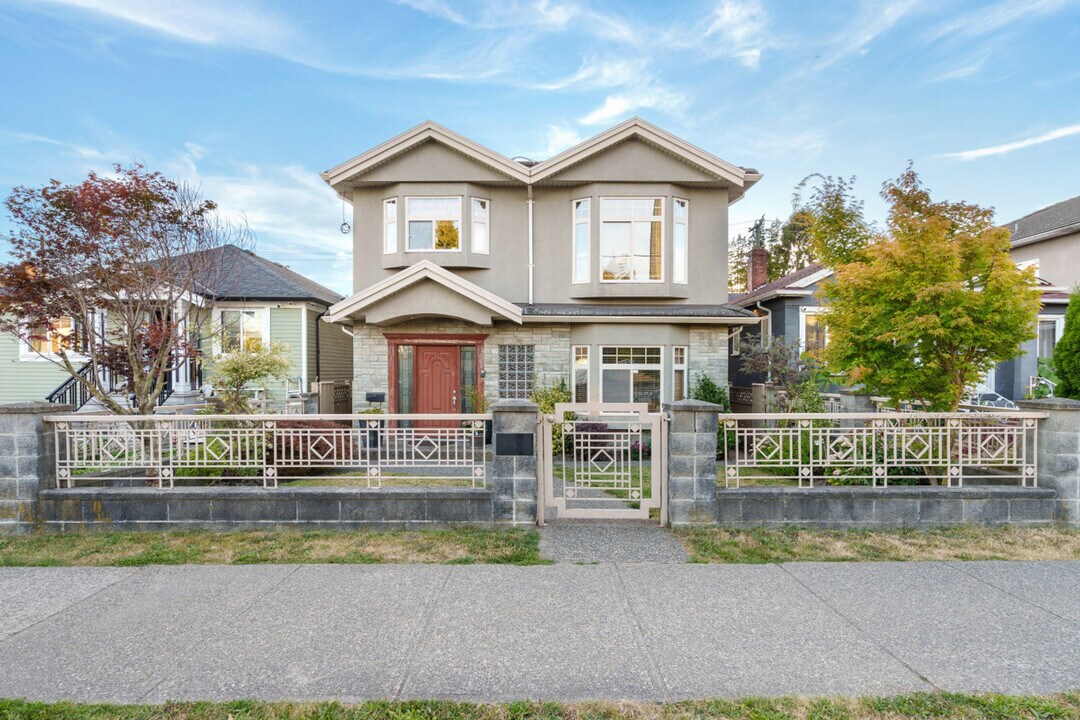 6843 Fraser St in Vancouver, BC - Building Photo