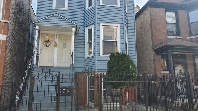 3061 W Lyndale St in Chicago, IL - Building Photo - Building Photo