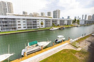 3551 NE 169th St in North Miami Beach, FL - Building Photo