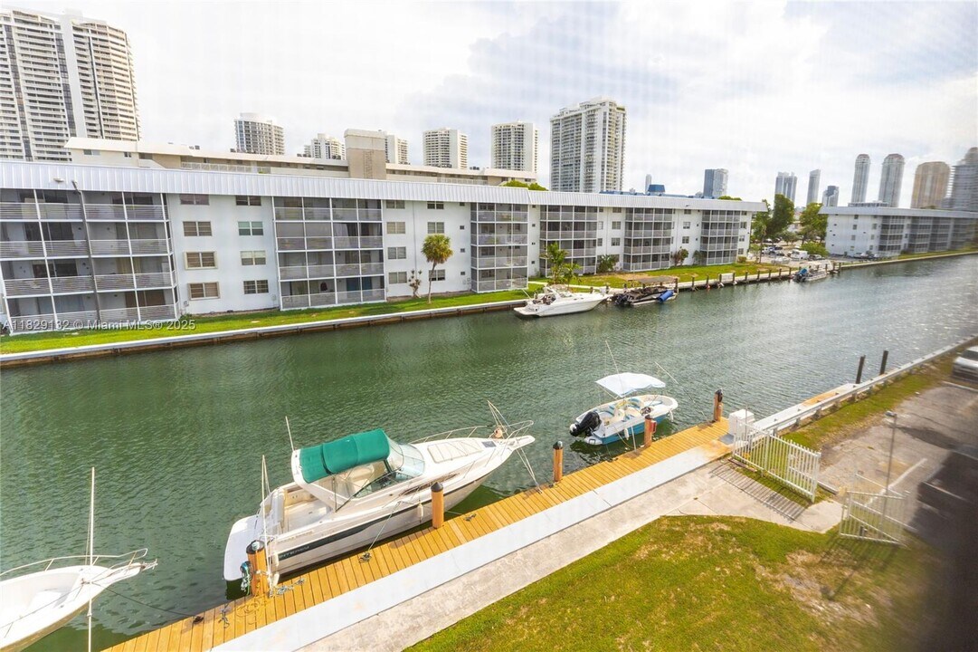 3551 NE 169th St in North Miami Beach, FL - Building Photo