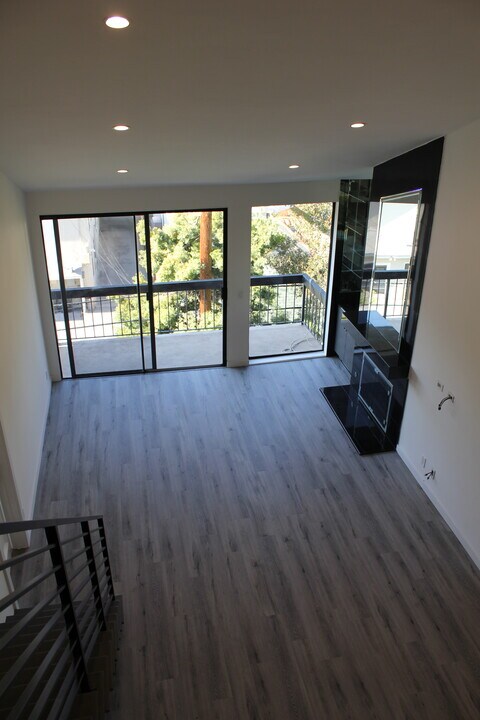 723 Westmount Dr, Unit 303 in West Hollywood, CA - Building Photo