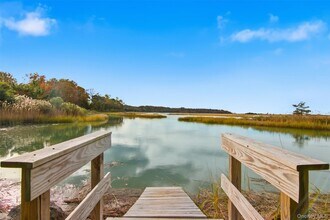 14 Flax Pond Woods Rd in East Setauket, NY - Building Photo - Building Photo