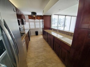 18061 Biscayne Blvd in Aventura, FL - Building Photo - Building Photo