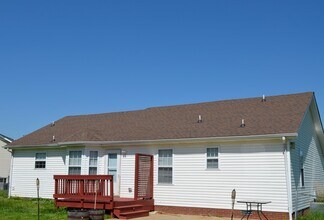 1104 Connemara Way in Clarksville, TN - Building Photo - Building Photo
