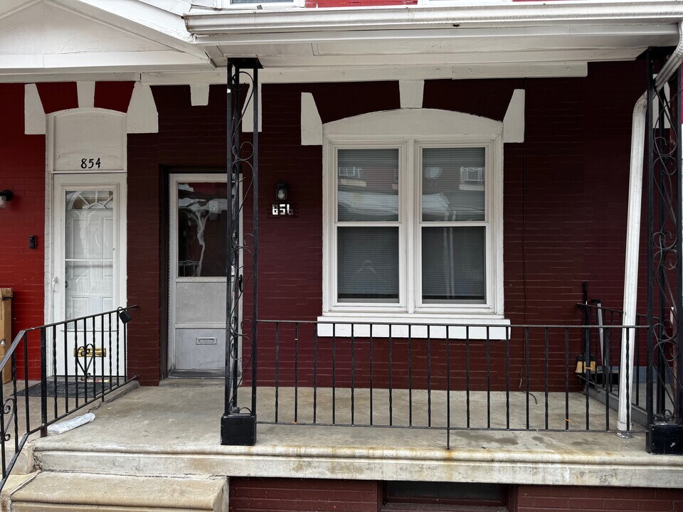 856 Moss St in Philadelphia, PA - Building Photo
