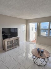 401 Golden Isles Dr, Unit 14 in Hallandale Beach, FL - Foto de edificio - Building Photo