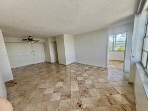 2025 NE 164th St in North Miami Beach, FL - Building Photo - Building Photo