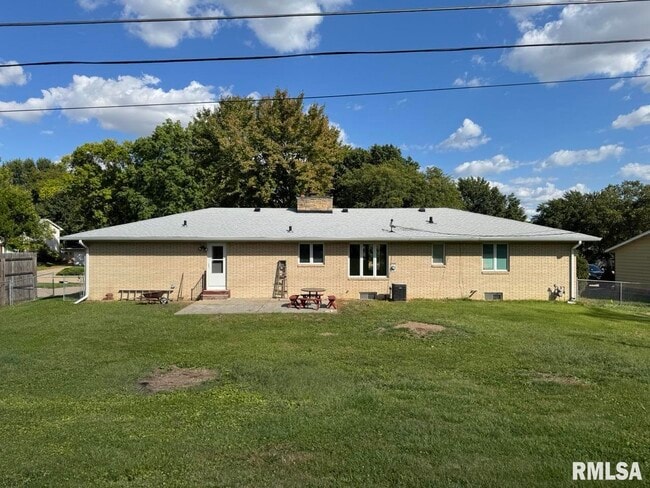 3816 Ridgewood Dr in Davenport, IA - Building Photo - Building Photo