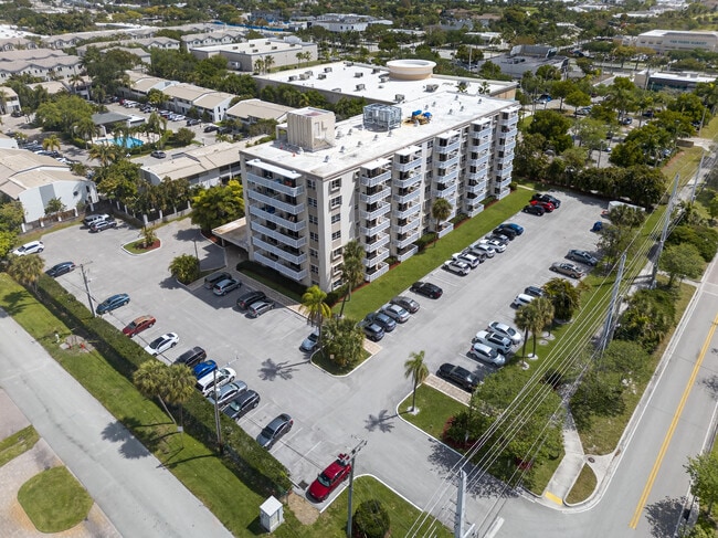 1831 NE 38th St in Fort Lauderdale, FL - Foto de edificio - Building Photo
