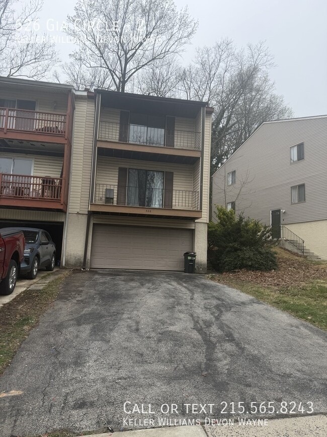 526 Gia Cir in Clifton Heights, PA - Foto de edificio - Building Photo