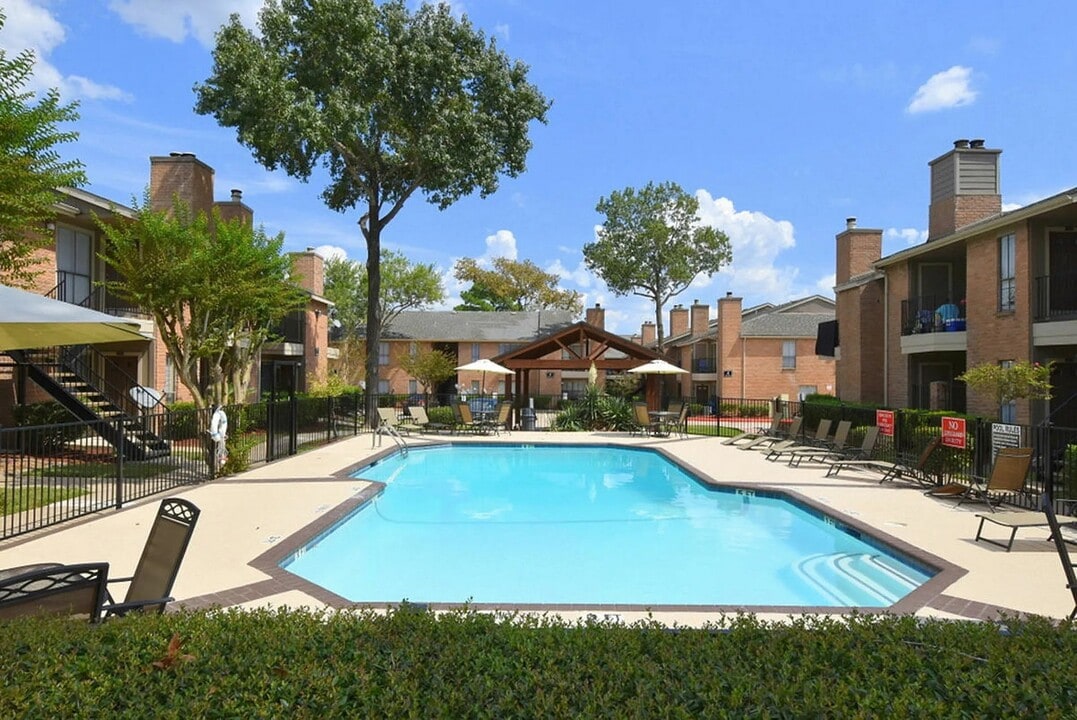 1230 Farm to Market 1960 Bypass Rd E in Humble, TX - Foto de edificio