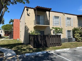10790 N Kendall Dr in Miami, FL - Building Photo