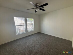 2111 E Red River St in Victoria, TX - Foto de edificio - Building Photo