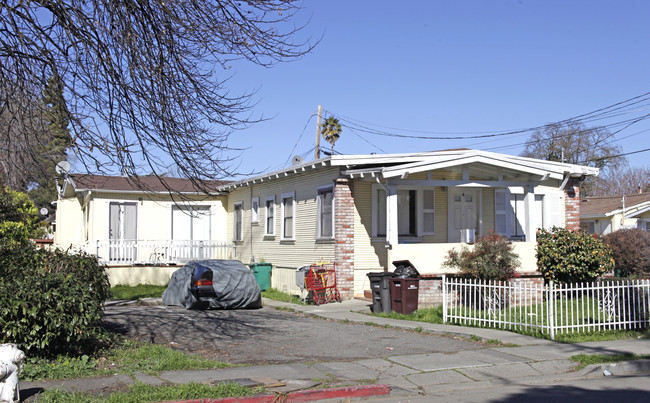 358-360 Smalley Ave in Hayward, CA - Foto de edificio - Building Photo