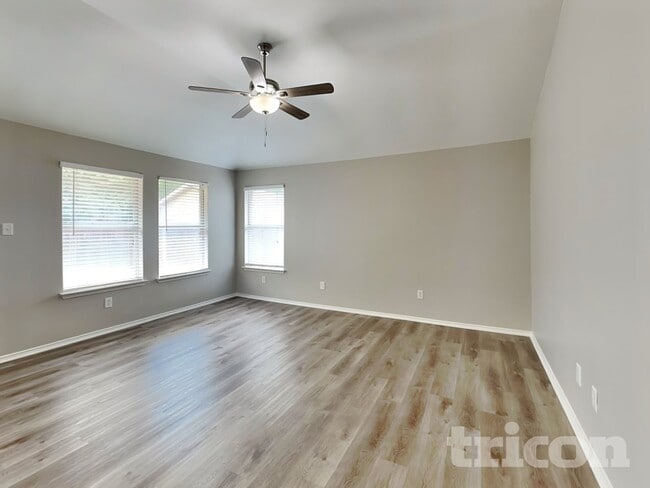 1602 Canary Island Ct in Dallas, TX - Foto de edificio - Building Photo