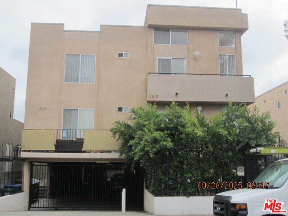 1212 Beachwood Dr in Los Angeles, CA - Building Photo
