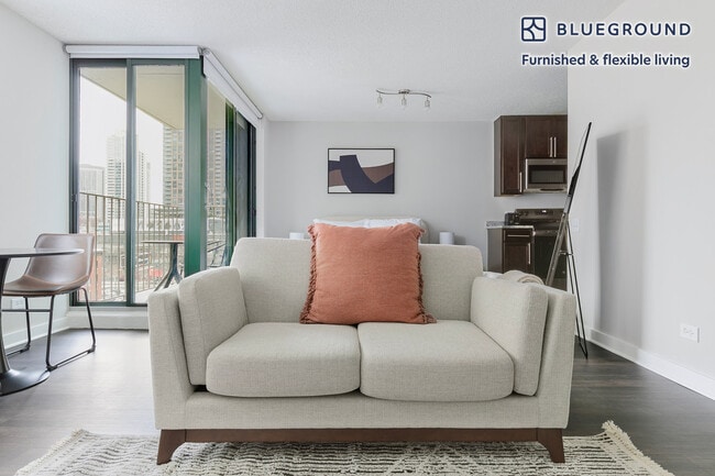 77 W Huron St in Chicago, IL - Building Photo - Building Photo