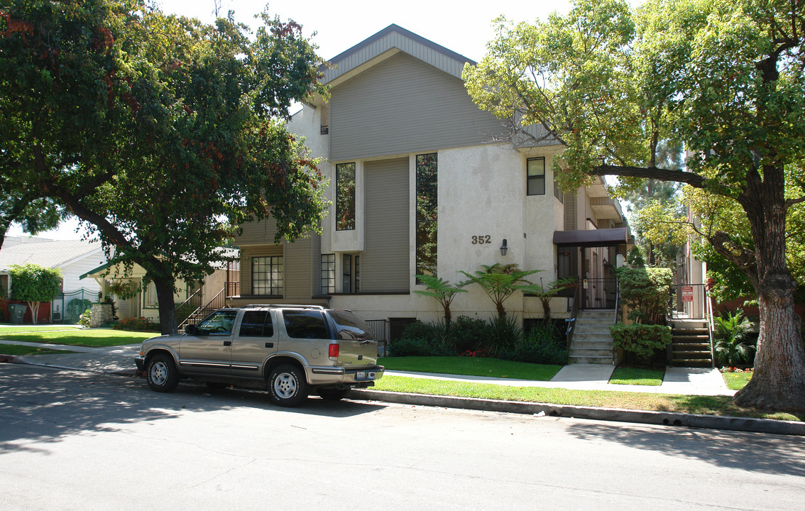 352 Myrtle St in Glendale, CA - Building Photo