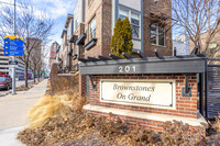 Brownstones on Grand in Des Moines, IA - Foto de edificio - Building Photo