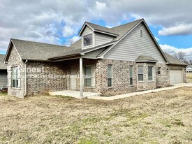 321 E Redwood St in Coweta, OK - Building Photo