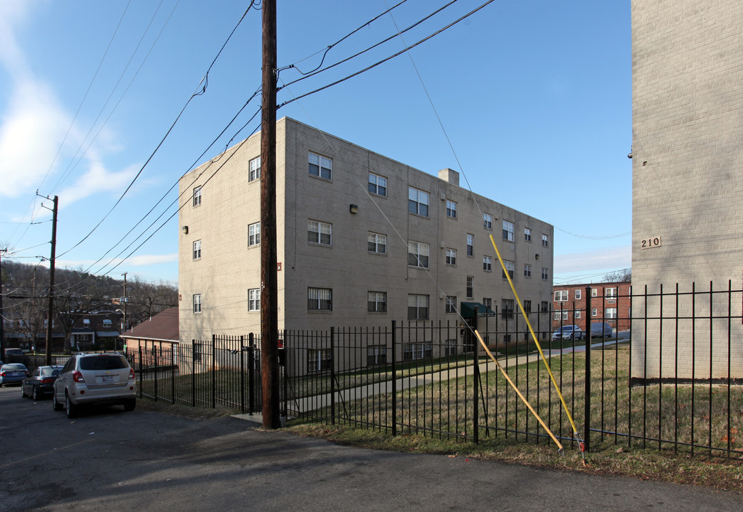 200-210 43rd Rd NE in Washington, DC - Building Photo