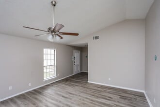 2410 Bentley Dr in Grand Prairie, TX - Foto de edificio - Building Photo