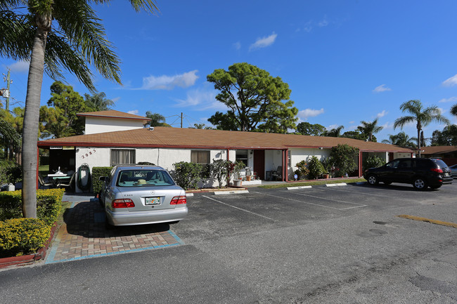 Haverhill Court Apartments in West Palm Beach, FL - Building Photo - Building Photo