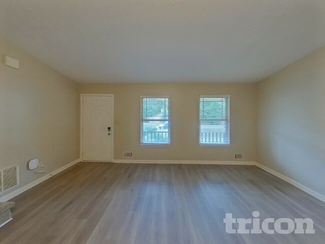 5942 Dan Dr in Ellenwood, GA - Foto de edificio - Building Photo