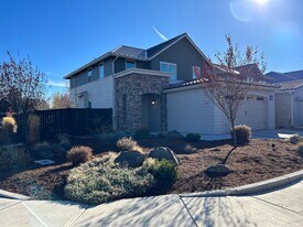 63123 NW Via Cambria in Bend, OR - Building Photo