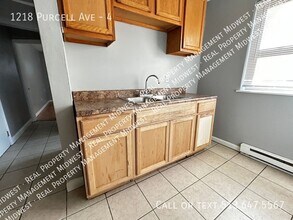 1218 Purcell Ave in Cincinnati, OH - Foto de edificio - Building Photo