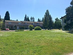 Bettis Apartments in Roseburg, OR - Foto de edificio - Building Photo