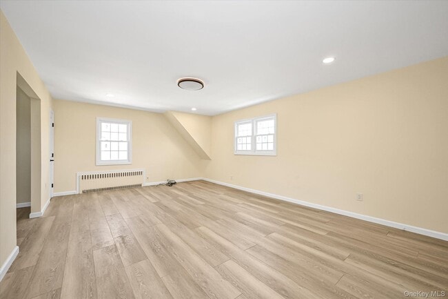 9526 243rd St in Bellerose, NY - Foto de edificio - Building Photo