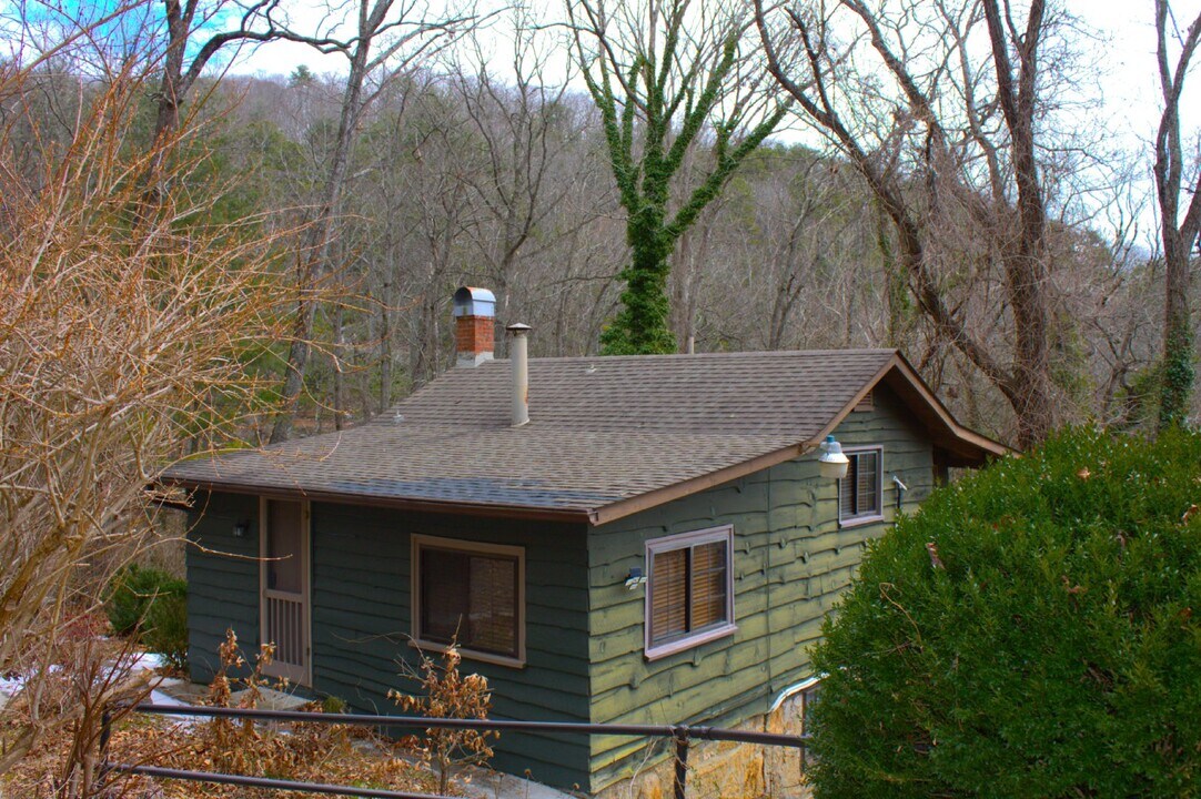 340 W Huckleberry Rd-Unit -Unit A Upper Level in Hendersonville, NC - Building Photo