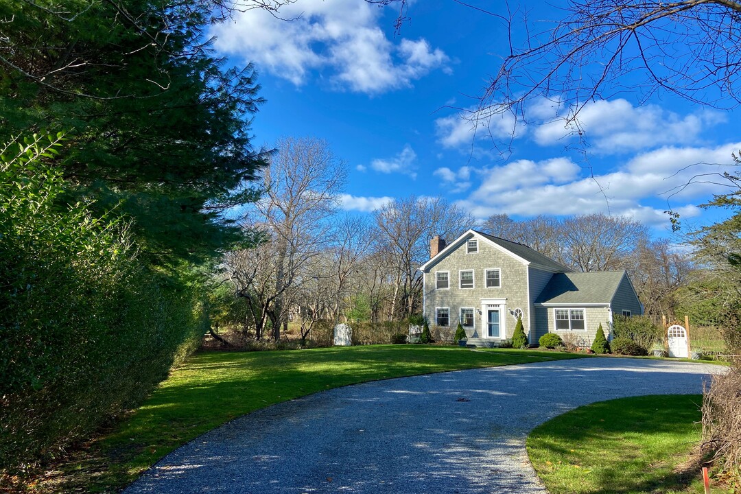 251 Meadows W in Bridgehampton, NY - Building Photo