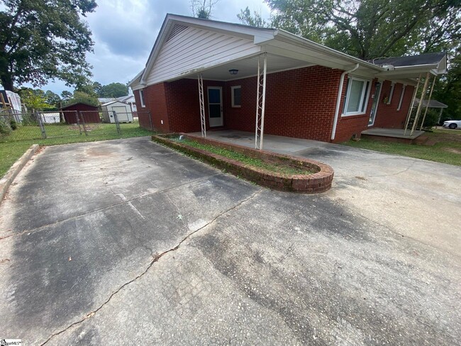 204 Oakwood Dr in Laurens, SC - Building Photo - Building Photo