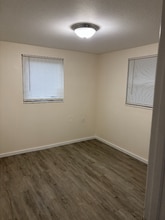 90 W Cowles St in Englewood, FL - Foto de edificio - Building Photo