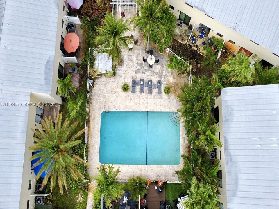 1455 Holly Heights Dr in Fort Lauderdale, FL - Foto de edificio