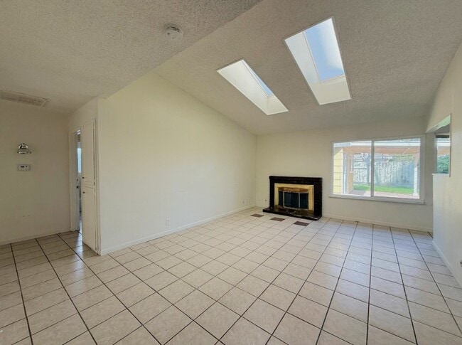 455 Columbia Ave in Merced, CA - Foto de edificio - Building Photo