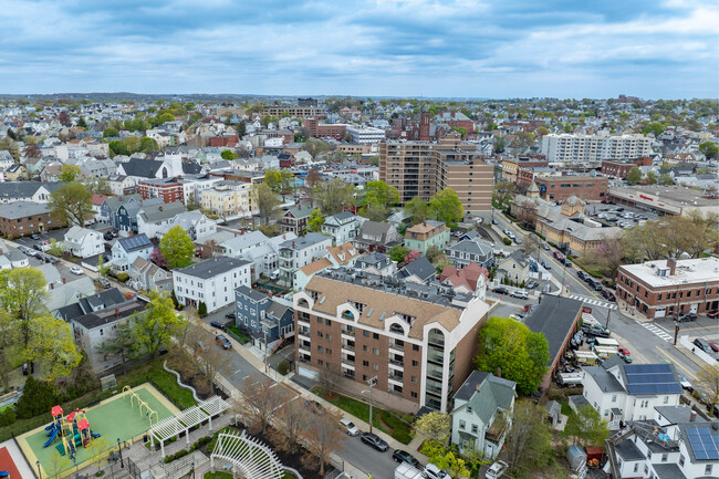 Seville Place Condominium in Everett, MA - Foto de edificio - Building Photo