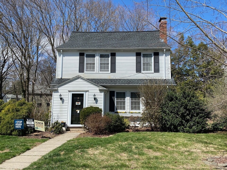 22 Cleveland Rd in Wellesley, MA - Building Photo