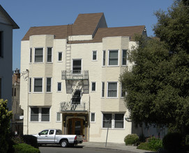 493-495 Merritt Ave in Oakland, CA - Foto de edificio - Building Photo