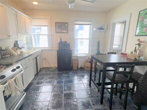 27 Willow Ave, Unit 1 in Somerville, MA - Building Photo - Building Photo