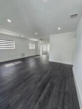 11984 SW 195th St in Miami, FL - Foto de edificio - Building Photo