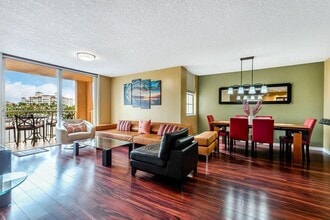 19999 E Country Club Dr in Aventura, FL - Building Photo - Building Photo