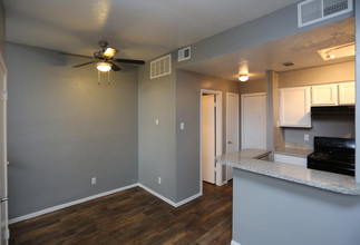 Woodbridge Townhomes in Arlington, TX - Building Photo - Interior Photo